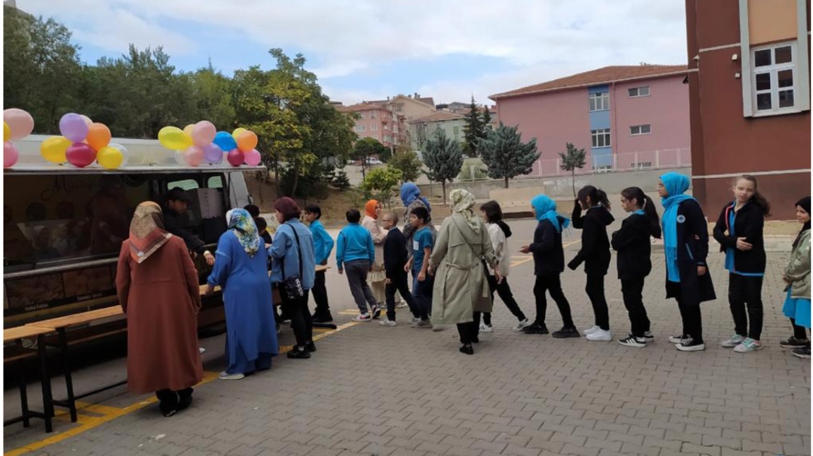 Okulumuzda Mevlidi Nebi Haftası Etkinlikleri Kapsamında Lokma Dağıtıldı